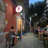 L�aspetto � semplice ma accogliente: qualche tavolino all�esterno...